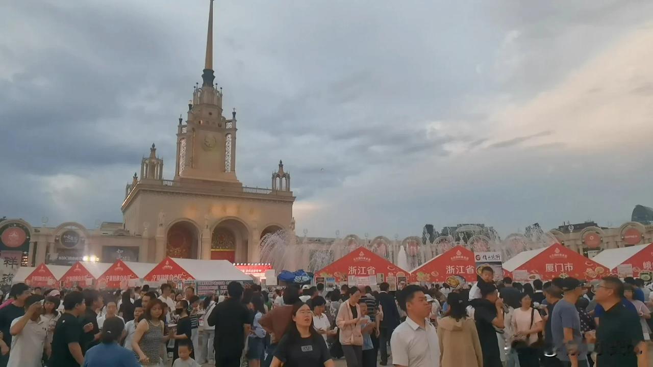 展览馆驻京办美食节，人山人海实况！
北京展览馆每年都会举办来自全国31个省市驻京