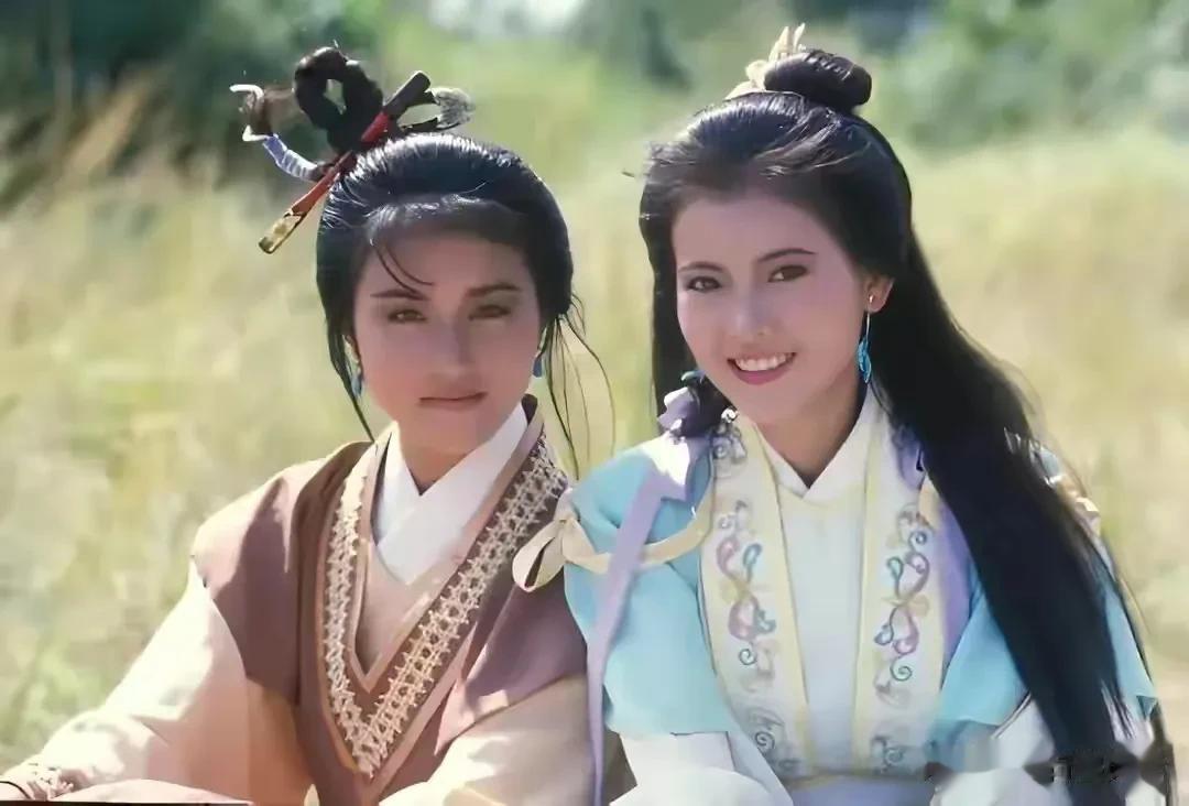 1982年，19岁的蓝洁瑛考入第12期无线艺员训练班，与曾华倩、吴君如、刘青云、