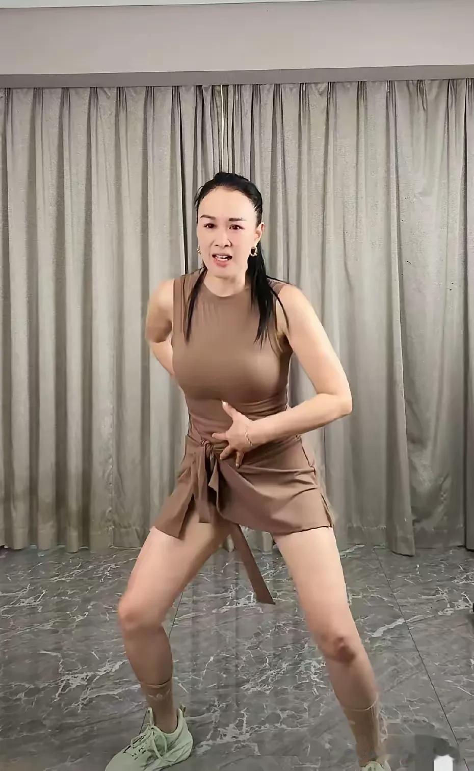 钟丽缇，你很缺钱吗？都一把年纪的人了，请自重自爱一点，就不行吗？
