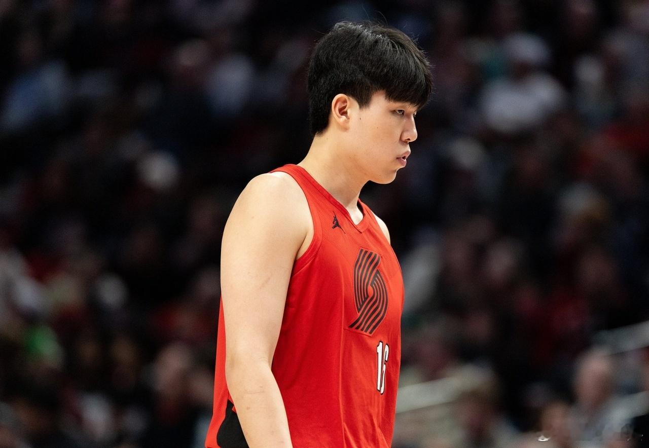 赛季至今，杨瀚森场均8.1分钟，抢1.8篮板，何故？🔸对篮板落点的预判和爆发力