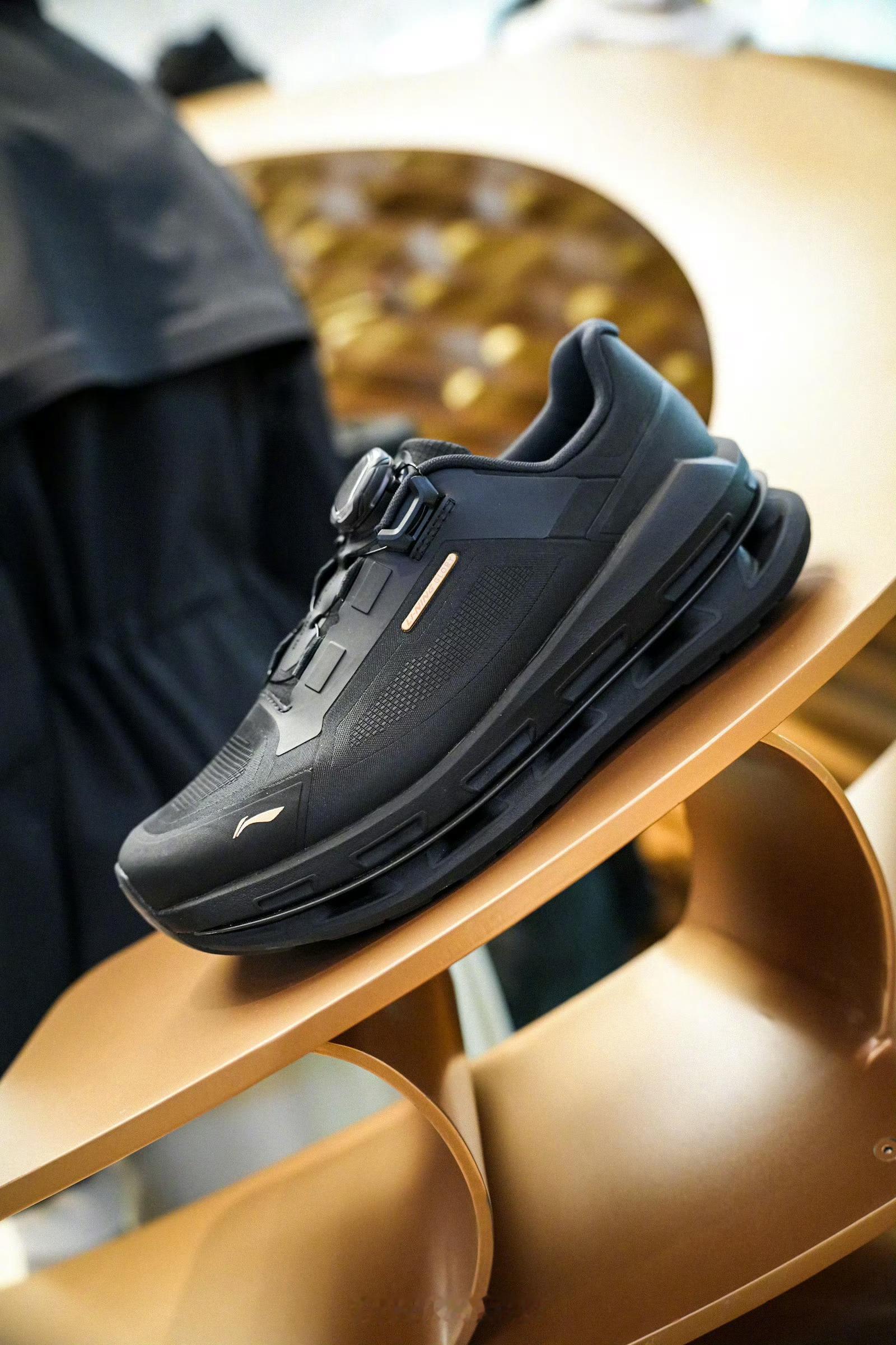 LI-NING LOONG STORE李宁龙店里的鞋款包括荣耀金标系列的超燃、白