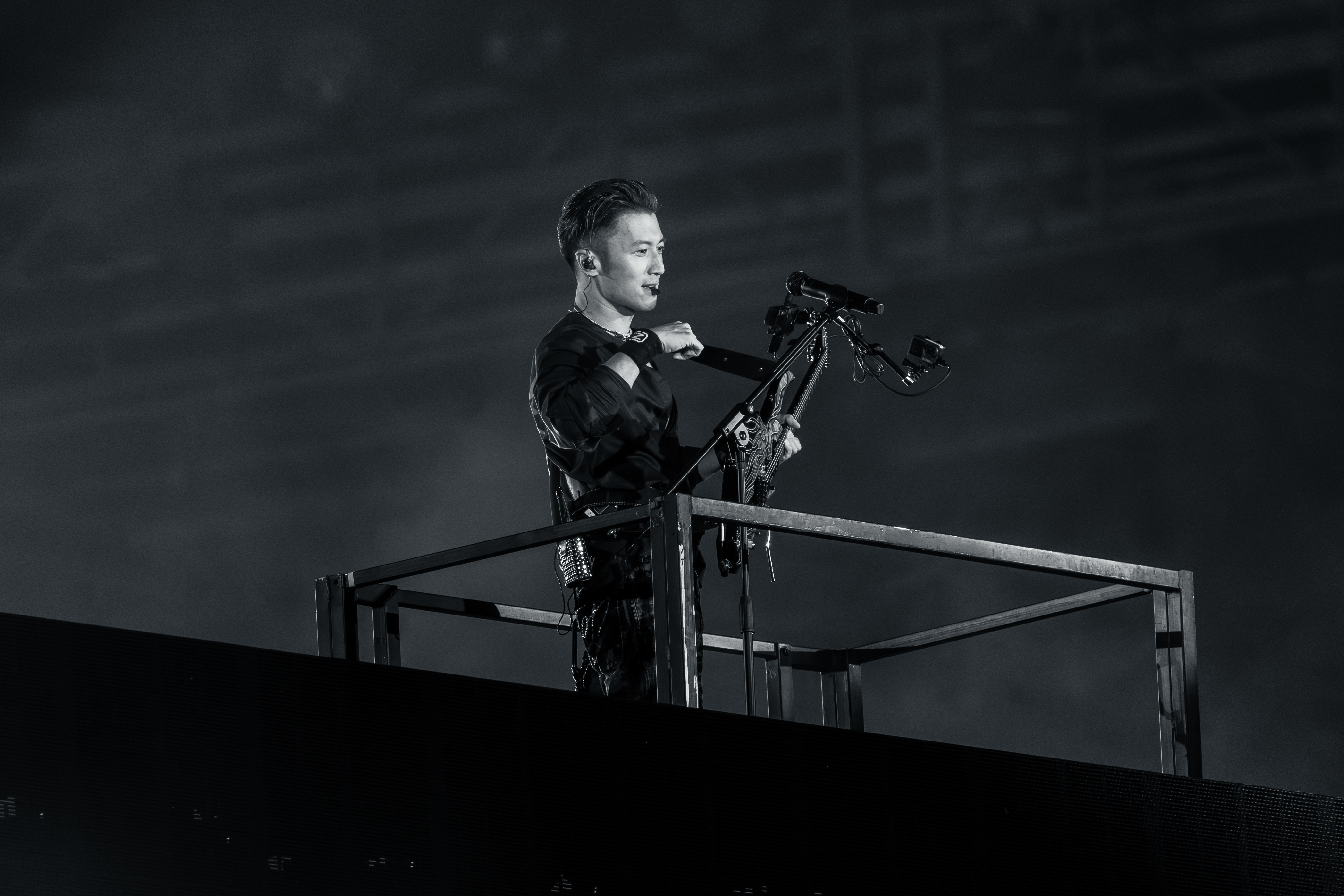 谢霆锋耳机故障重唱谢霆锋好宠粉 要不说还得是老辈子会疼人呢，谢霆锋演唱会上耳机出