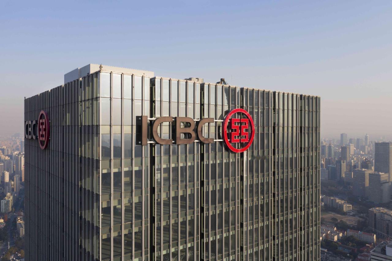 从违规案由看，交行、工行涉账户管理、反洗钱等10余项基础业务违规，浦发则栽在理财