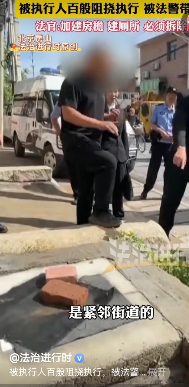 太欺侮人了。北京，一居民把厕所建在邻居大门口，邻居多次找她协商，就是不挪地。邻居