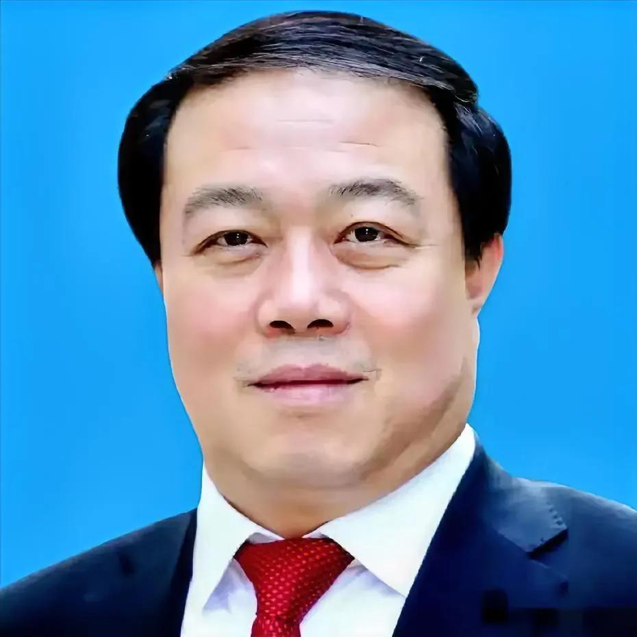 他今年58岁，他贪腐的金额已达3315万元。他进入官场早，八面玲珑 ，见人说人话