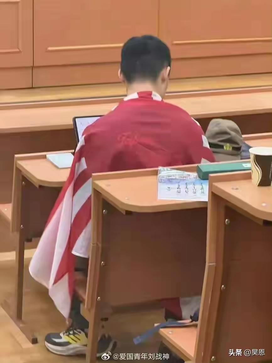 10月14日，莫斯科大学亚非历史课堂上，一名中国籍历史系学生身披旭日旗、摆放旧日