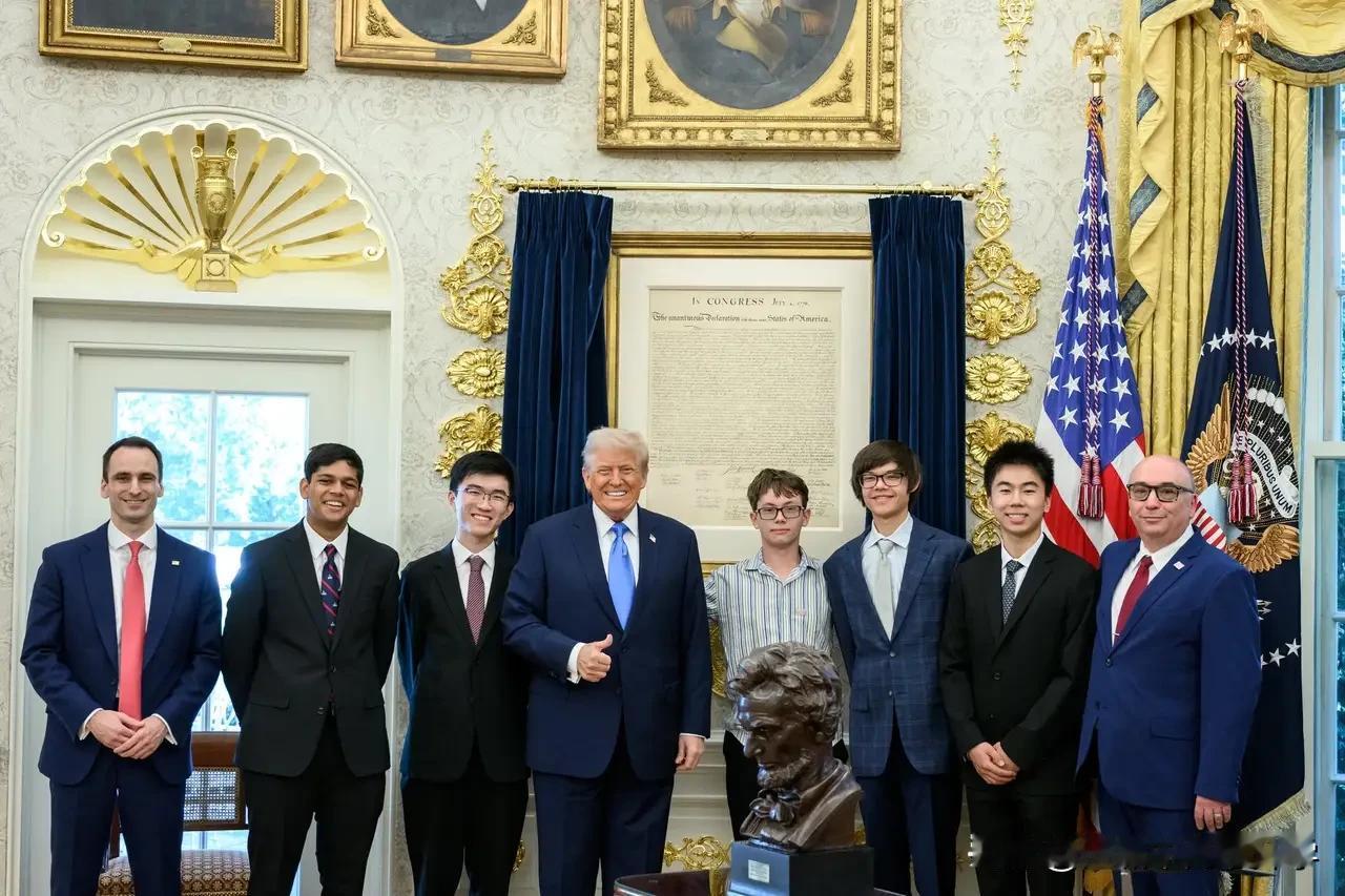 物理奥林匹克金牌选手被美国总统接见，
这也是首次奥林匹克竞赛选手获得的殊荣，
川