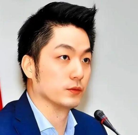 “你连中国人都不认，凭啥谈把两蒋灵柩迁回大陆？”记者当年这一声质问，让蒋万安当场