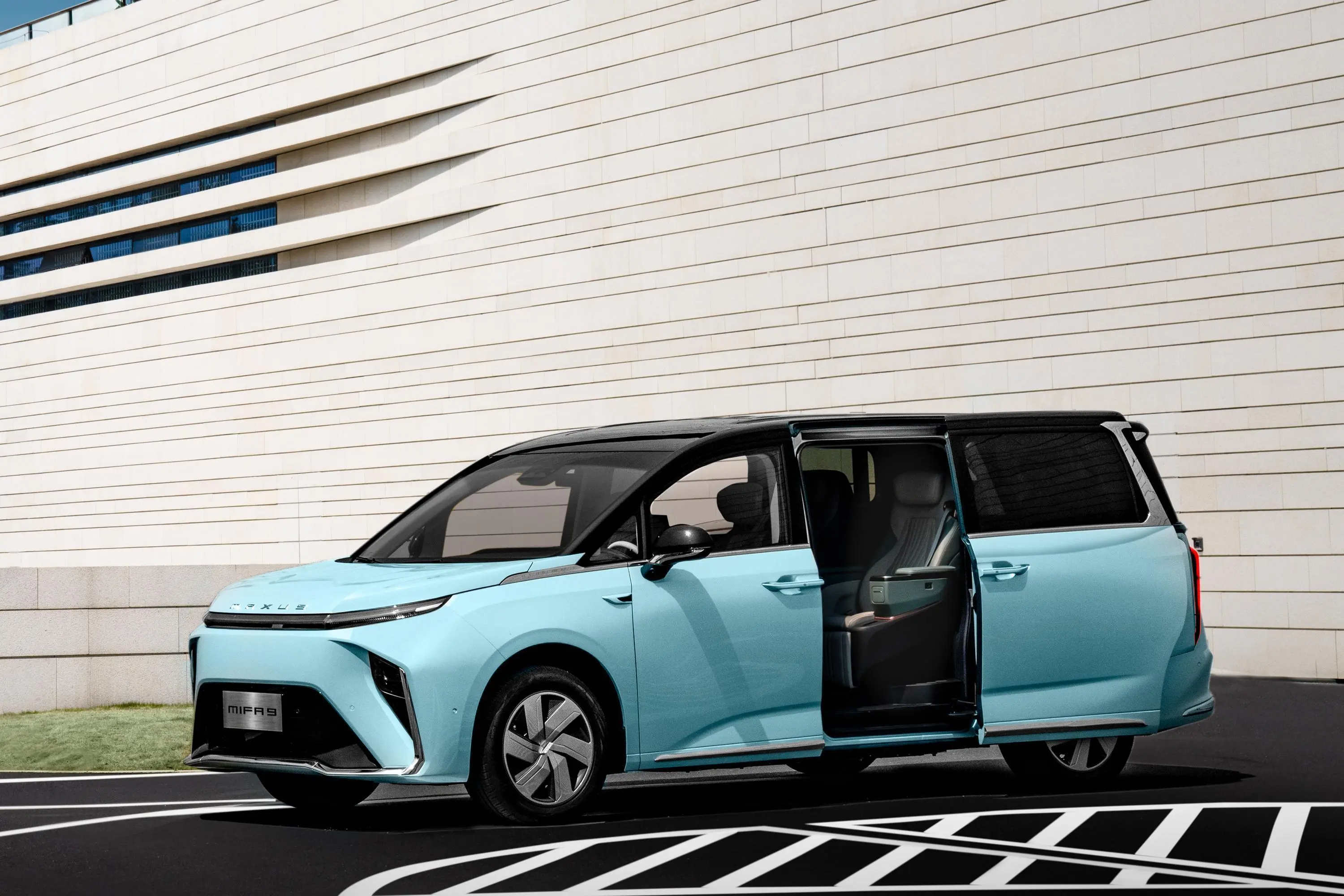 刷到大家9 PHEV这款插混MPV，感觉还挺贴合日常家用和轻商务需求的🚐外观走