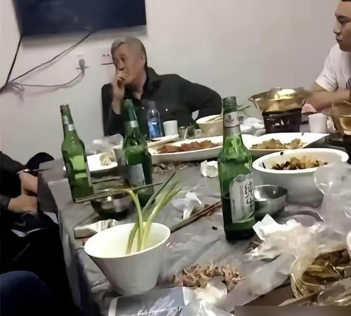 赵本山的私人飞机，现在成了全家最大的心病。
当年花近3亿买下的“本山号”，如今半