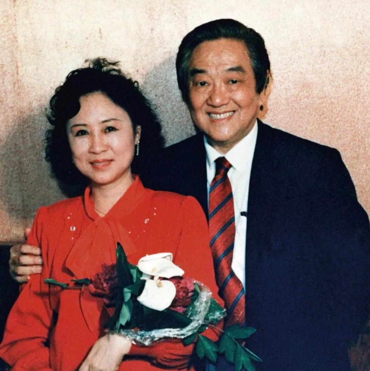 1964年，琼瑶离婚后，做了平鑫涛的情妇。

电话那头传来女人带着哭腔的哀求，琼