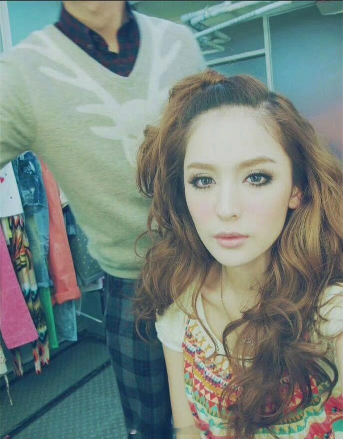 娜扎早期 经济上升期的美娜扎16岁艺考生时期的未修生图已展现“骨相天花板”特质：