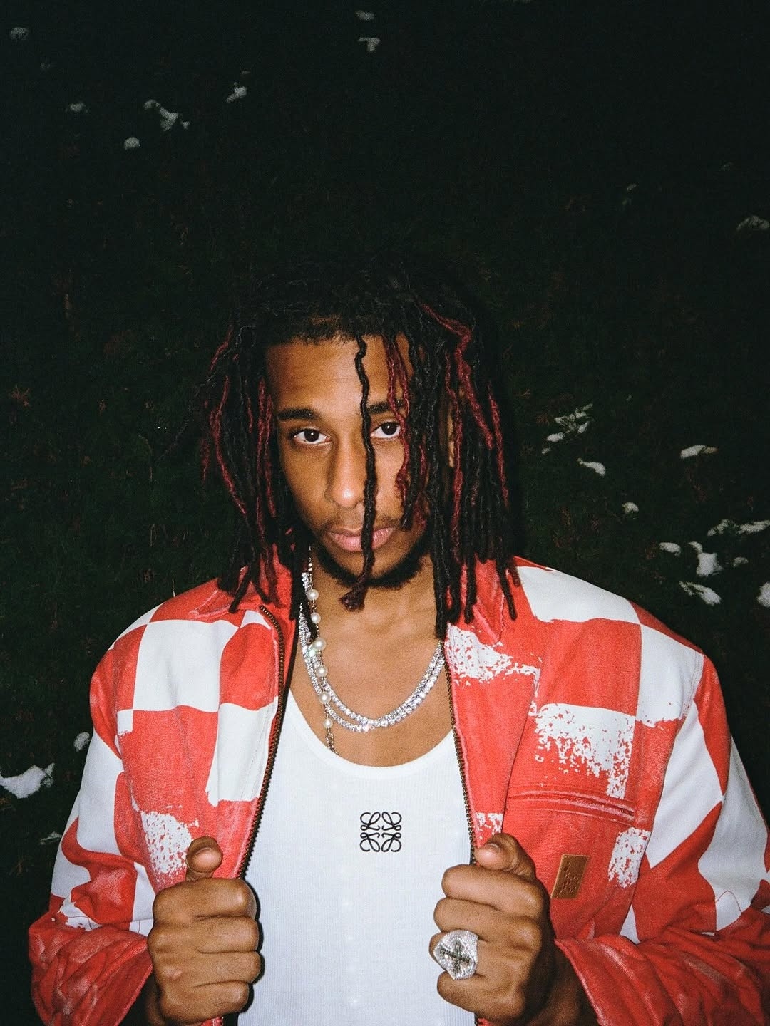 连外套都是红白的颜色