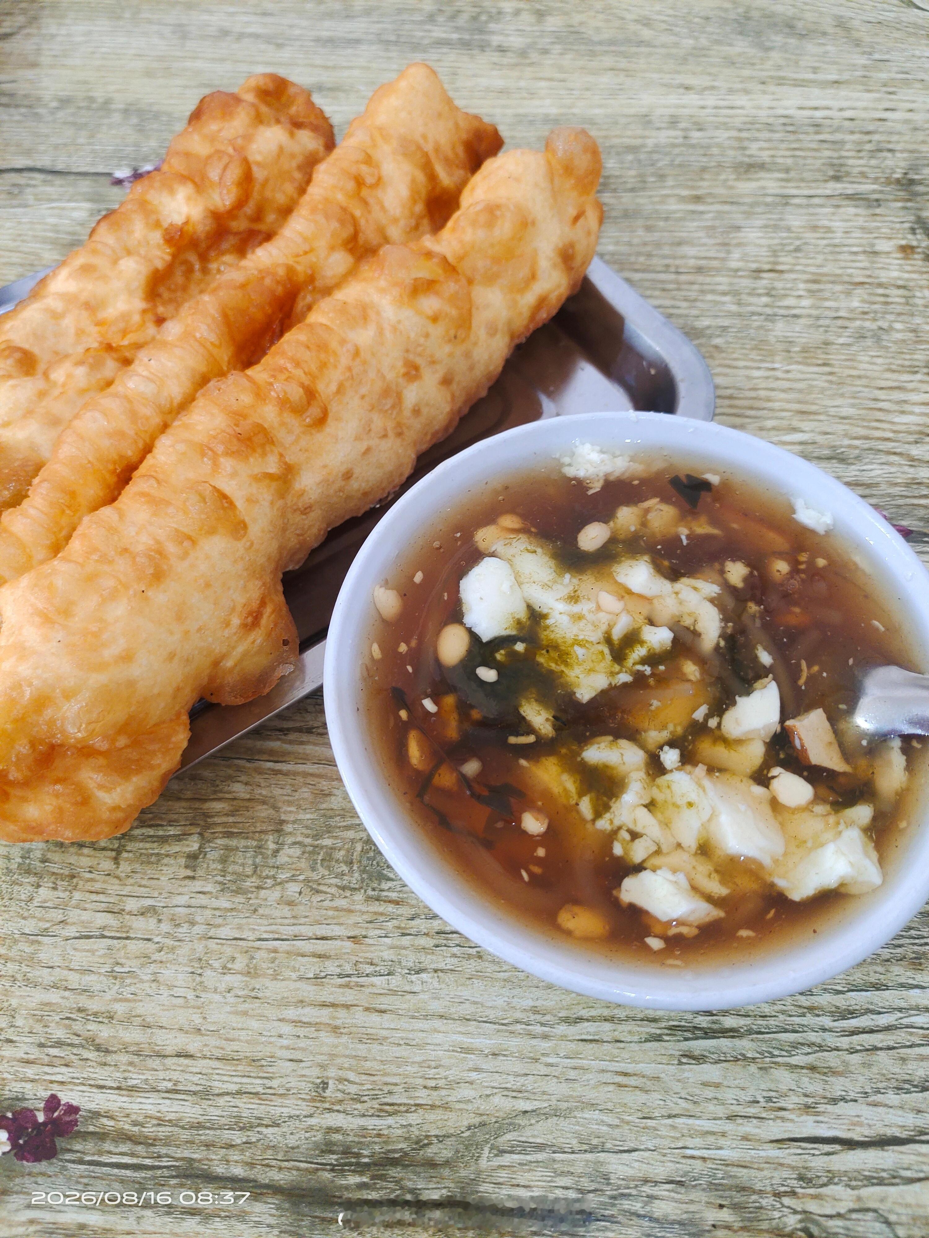 一般八点前没吃早饭的话，胃就感觉空的不舒服。迟到的早饭～疑似私生钻王俊凯后备箱