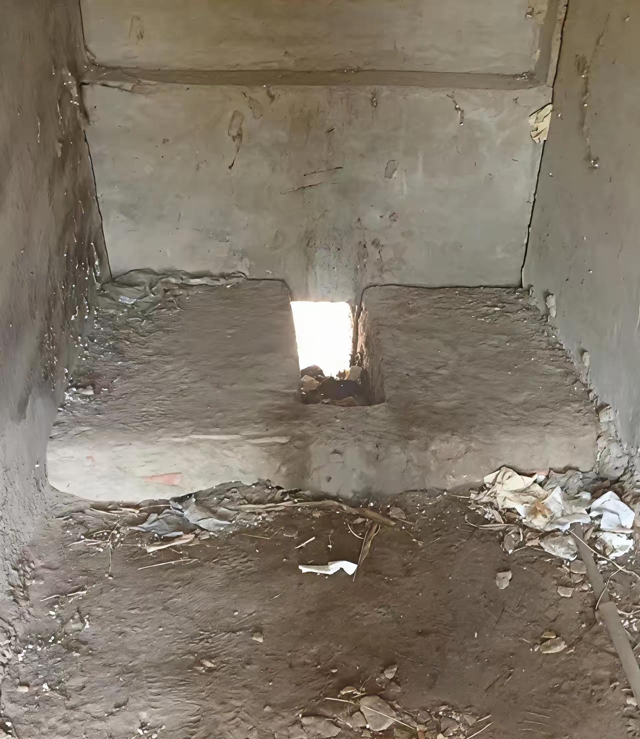 有多少人蹲过这种厕所？蹲过的至少是爷爷辈了。