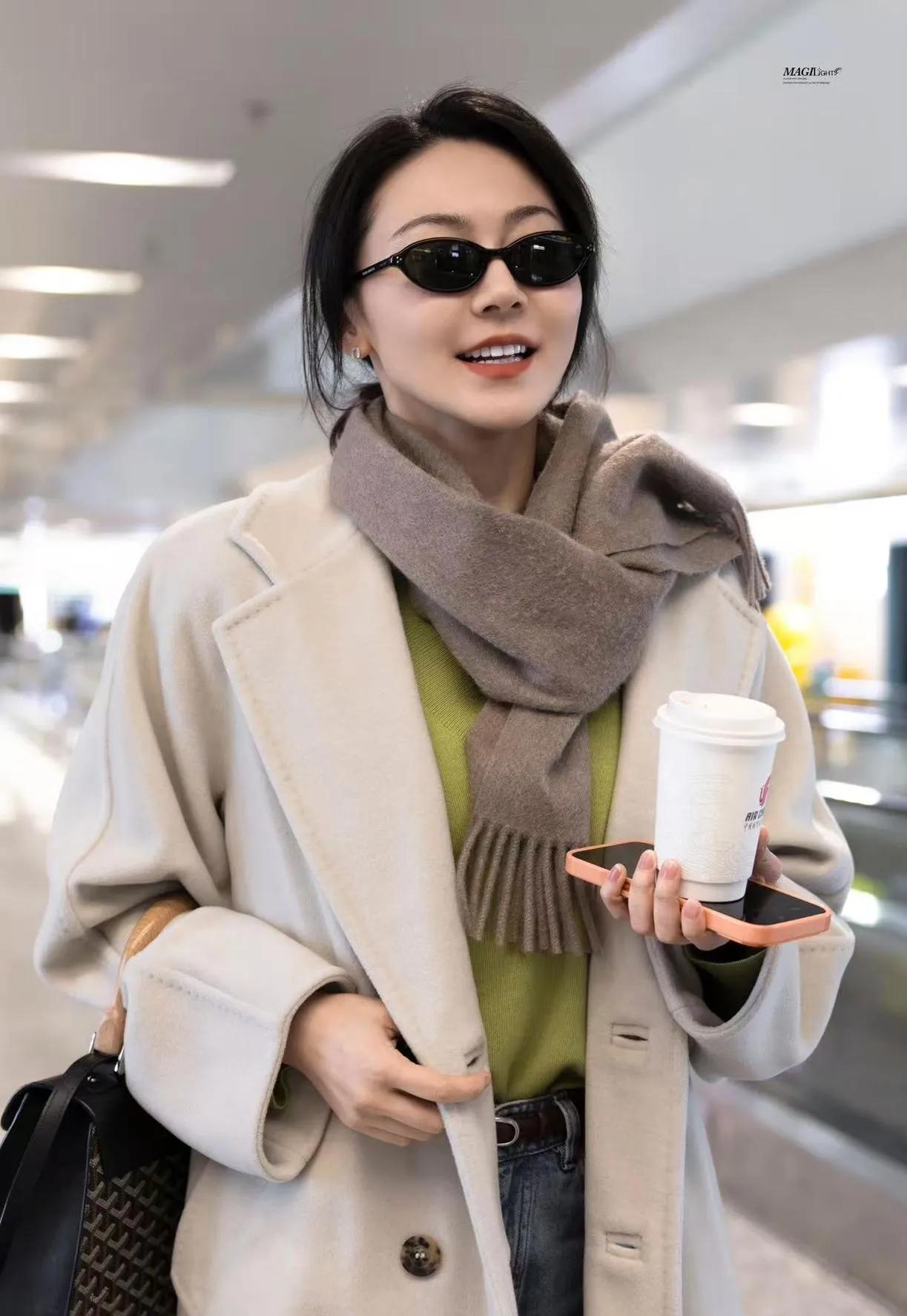 黄梦莹机场封神！奶油白大衣配牛油果绿打底，这配色太懂冬日氛围感了✨
 
黄梦莹 