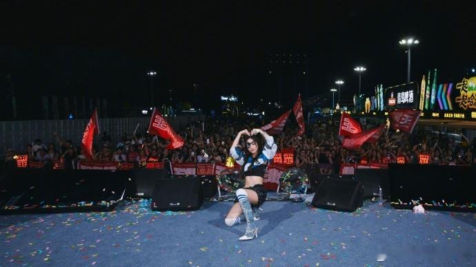 王霏霏独眼妆造王霏霏麦粒肿眼罩妆造 独眼妆的妆造真的是太飒了，王霏霏麦粒肿眼罩妆