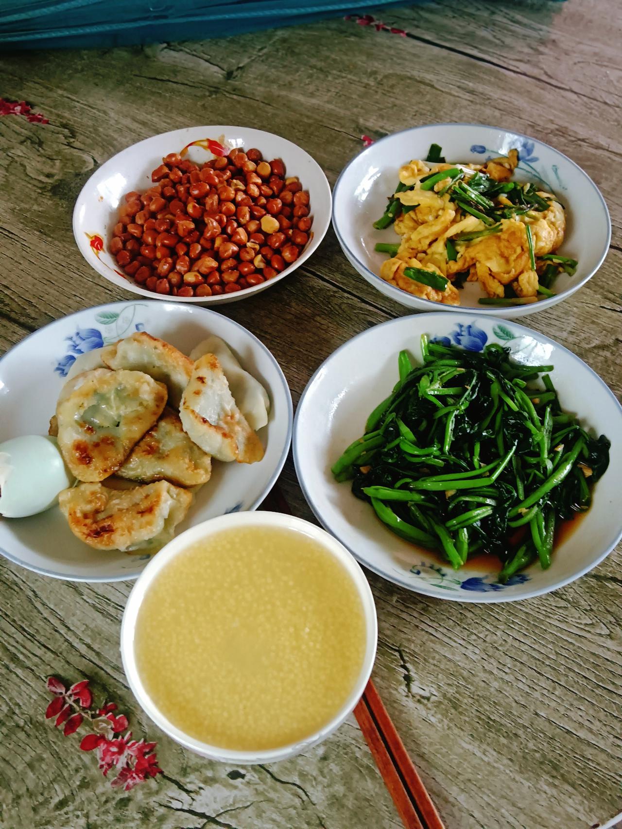 又到饭点了
我的简单晚饭
将就吃一口得了
[流泪][流泪][流泪]