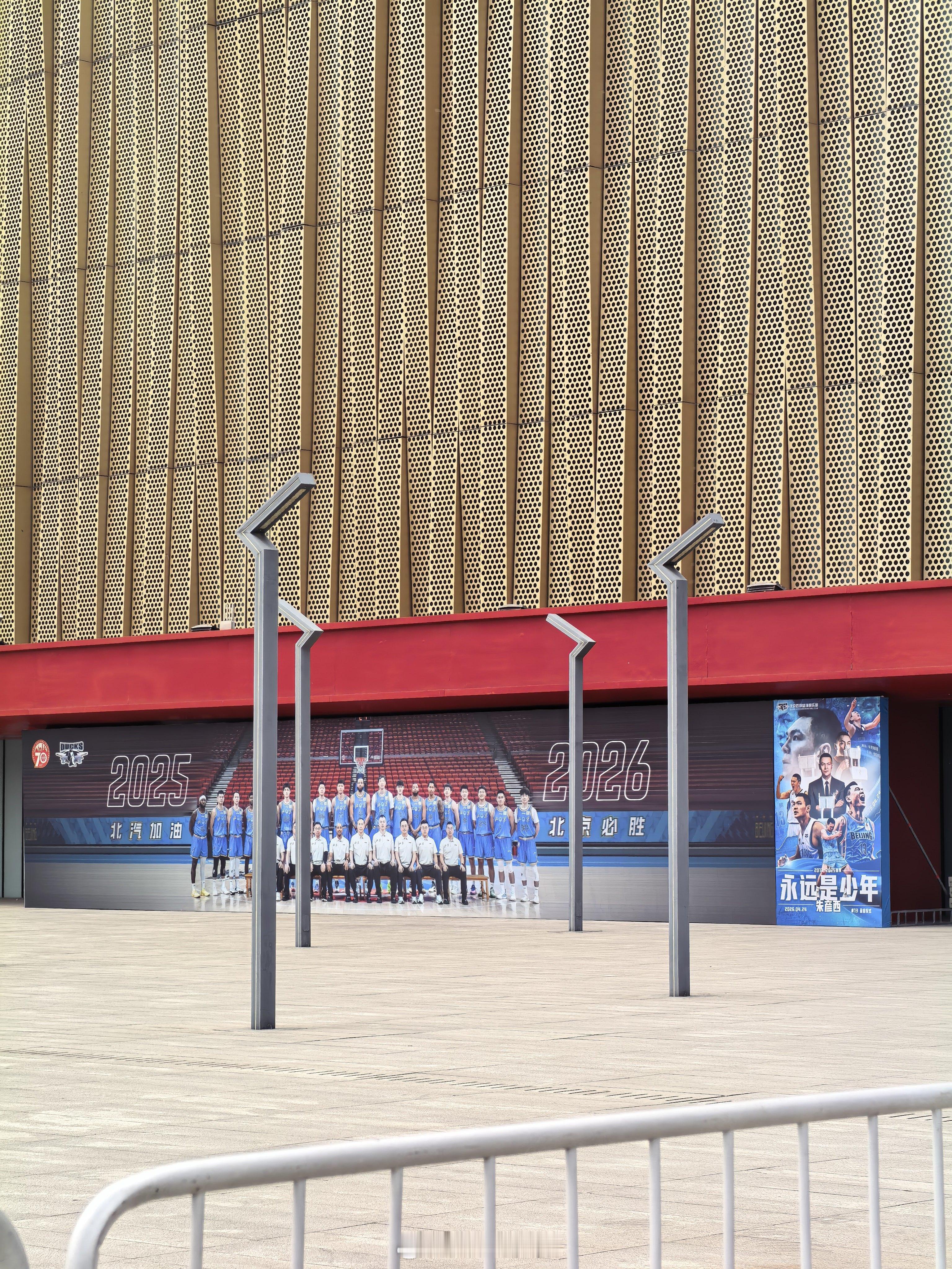 北京男篮vs吉林男篮场馆外全家福旁，今天还加上了朱西退役仪式的海报！ 北京·五棵
