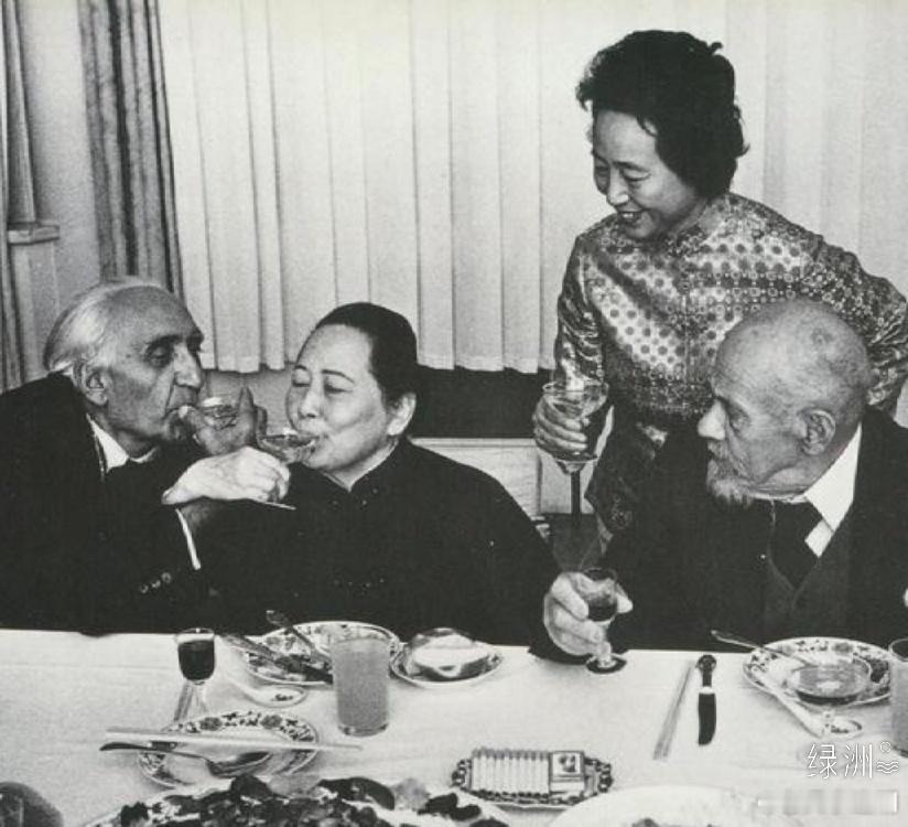 宋庆龄与马海德喝交杯酒 86岁的宋庆龄为什么提出与69岁的美国人马海德喝交杯酒？