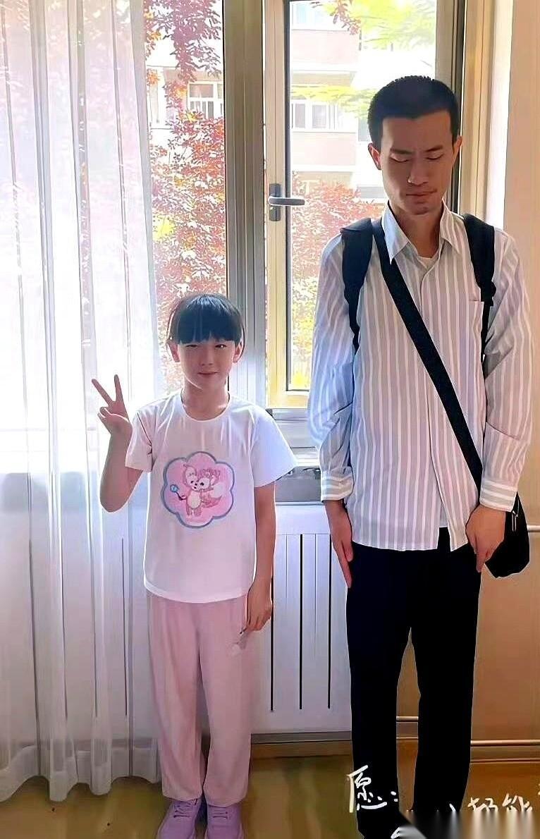 好多人看到韦神和他外甥那张同框照，第一反应是：这人怎么回事？
小孩仰着头，满眼都