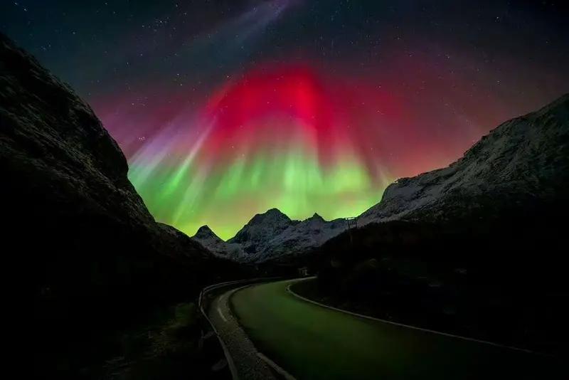 2025年11月12日晚7点左右，北京怀柔区长哨营满族乡北部夜空出现罕见极光。国