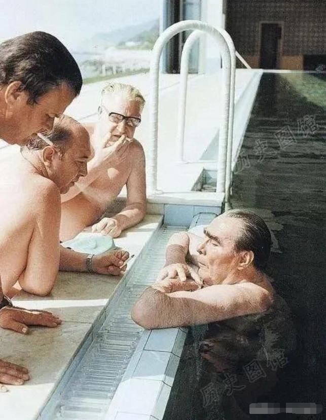 1977年，勃列日涅夫在泳池畅游，就在他沉浸在这份清凉与宁静中时，烟瘾骤起。警卫