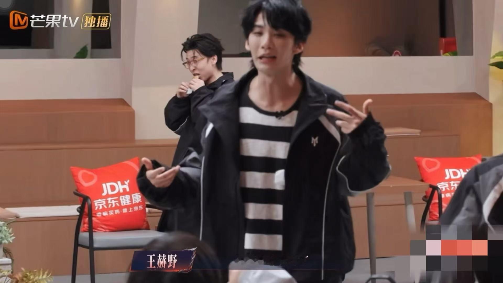 王赫野教曾辉跳舞披荆斩棘 放慢节拍反复练习，一次次重新来过，就算动作总是出错，两