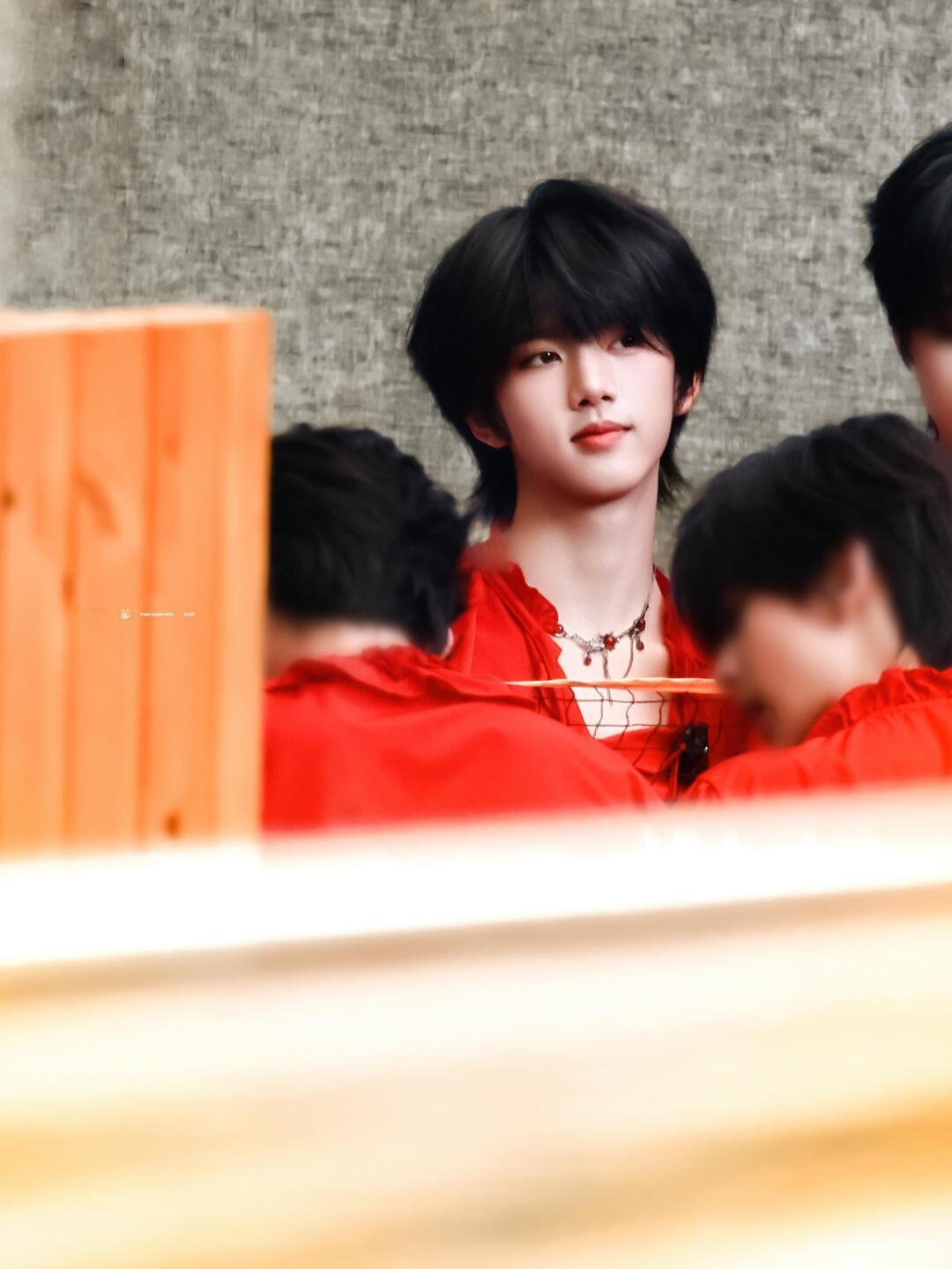 文案张函瑞最新路透妈妈终于有新饭吃了张函瑞红衣美男张函瑞红衣路透