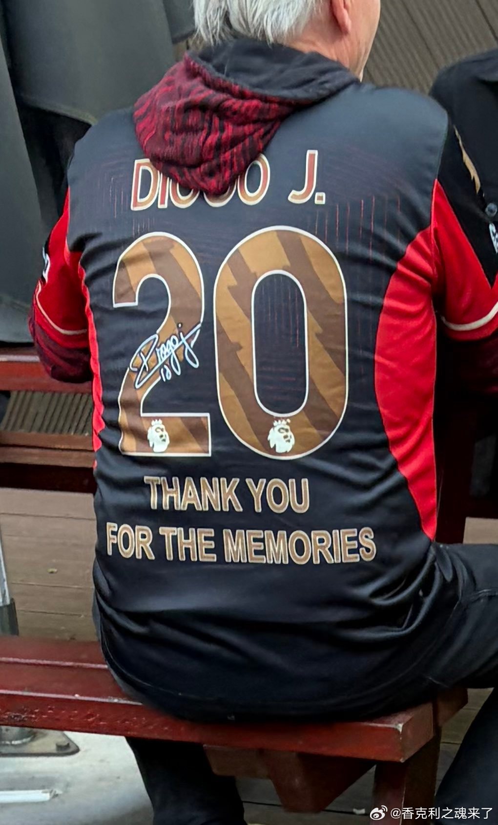 “迪奥戈，谢谢你带给我的美好回忆” 安菲尔德球场外的一件利物浦球迷球衣利物浦