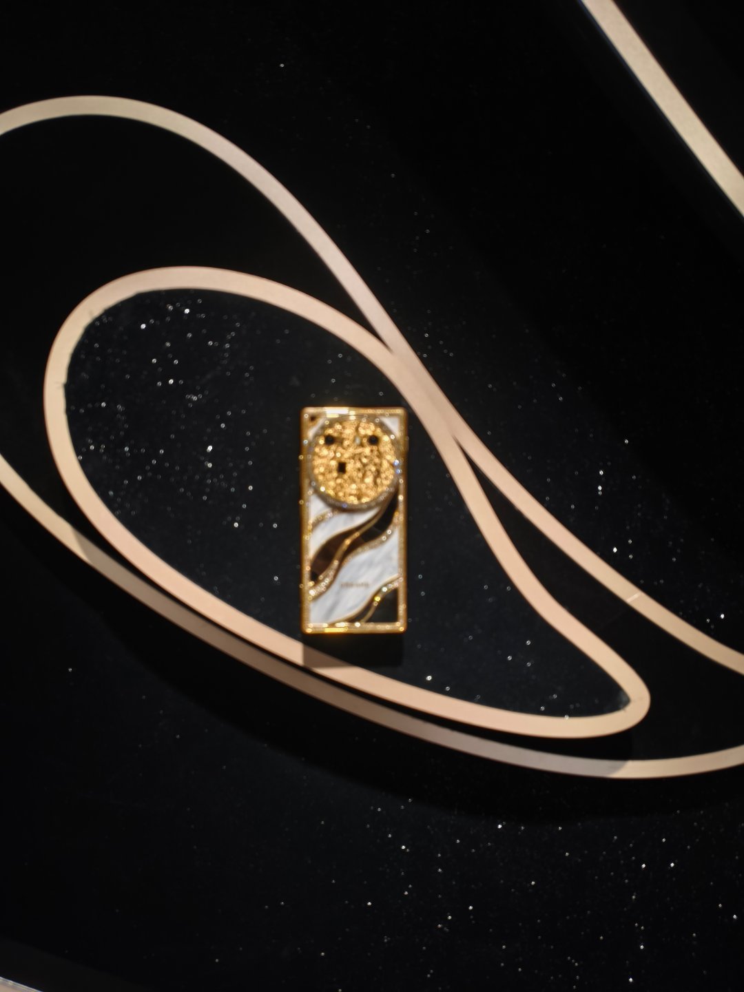 追觅这个手机真的会有人买吗？感觉只让我想到威图和8848最后一张图这个是真金的外