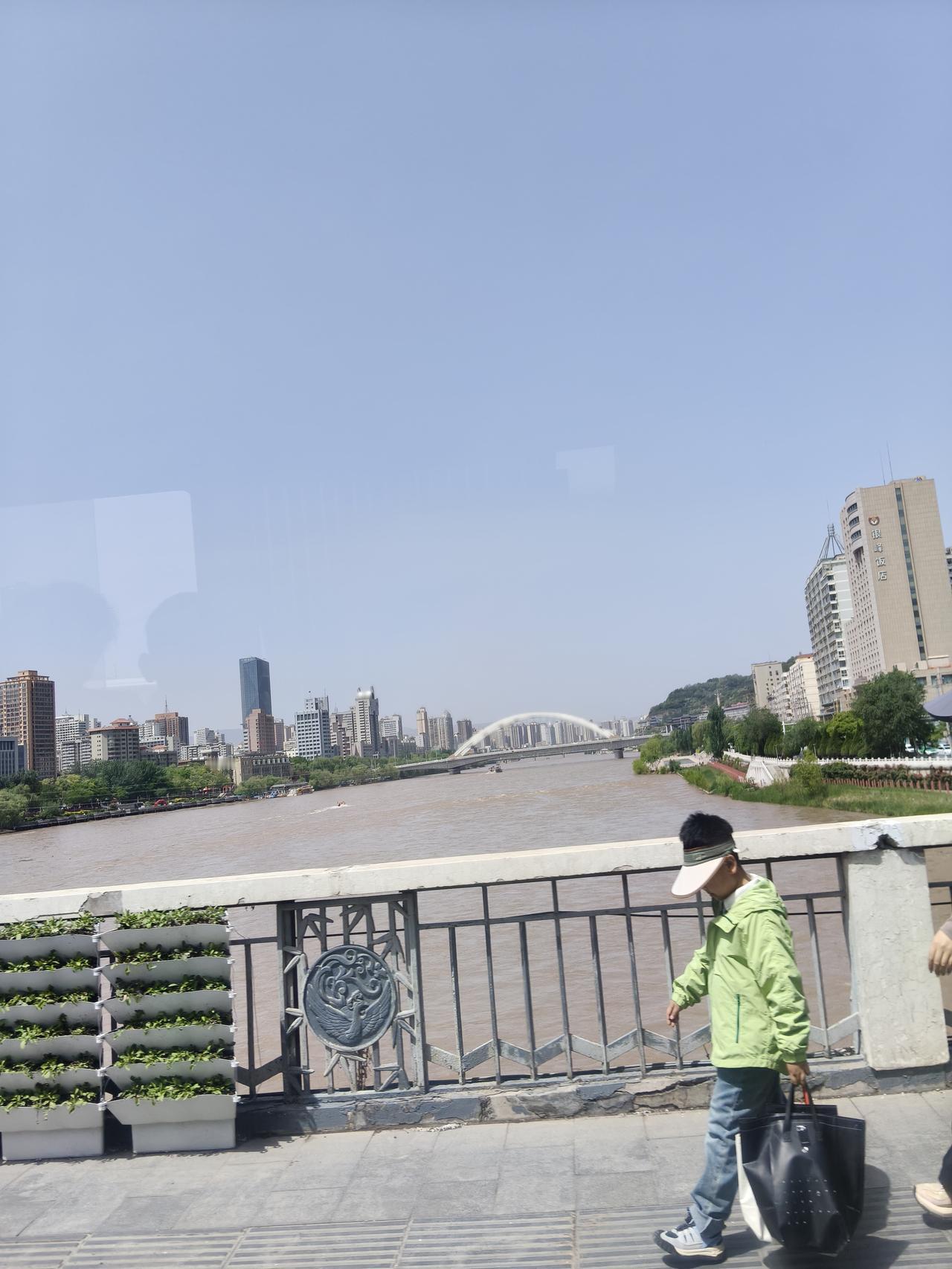 从来不会因为哪个人做了代言我就去消费，如果我觉得兰河巷牛肉面好吃的话，即使没有吴