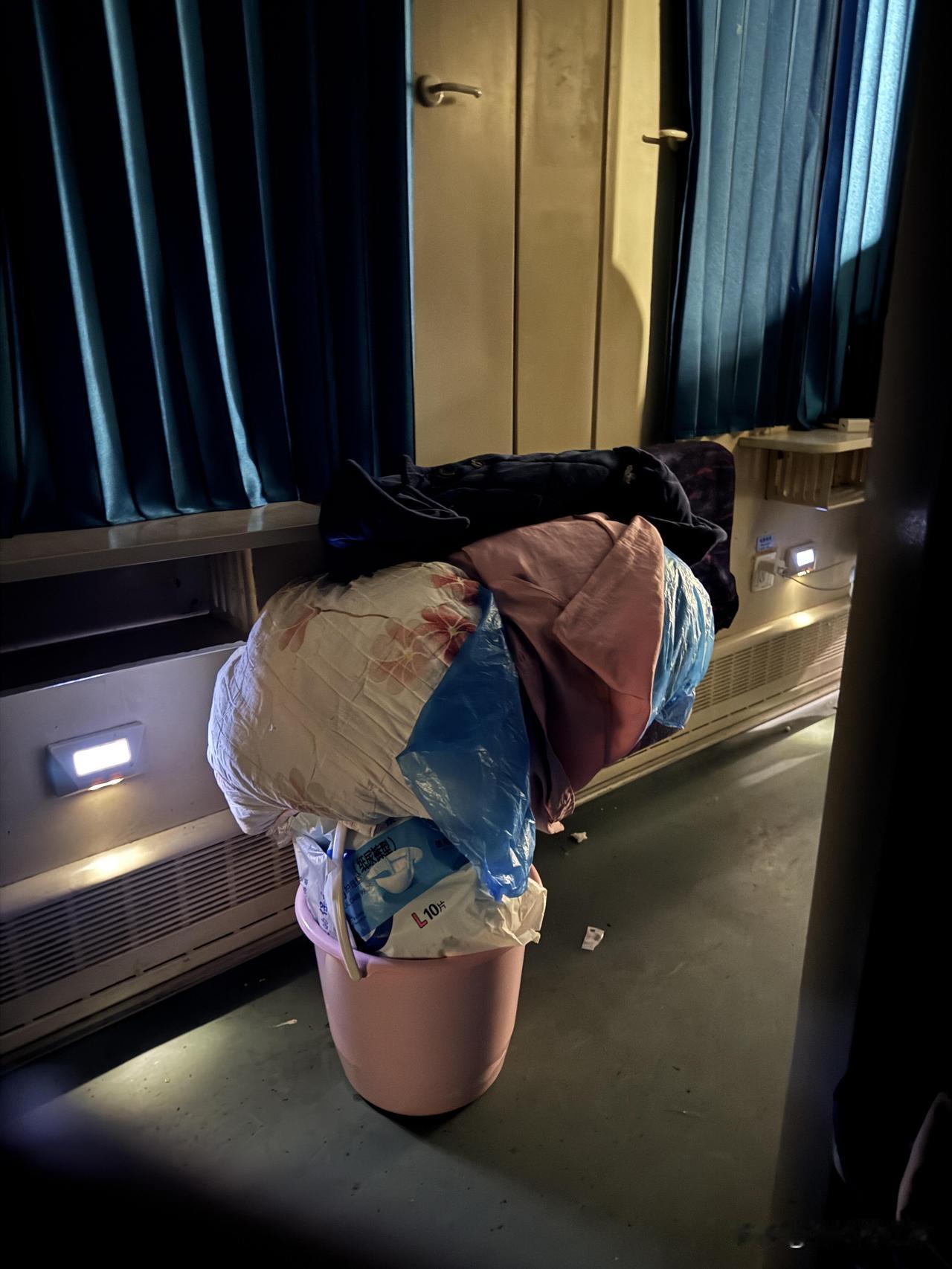 老年人无法爬上卧铺怎么办
出门旅行赶上春运返程，只买到通宵硬卧，看见一对八十多的