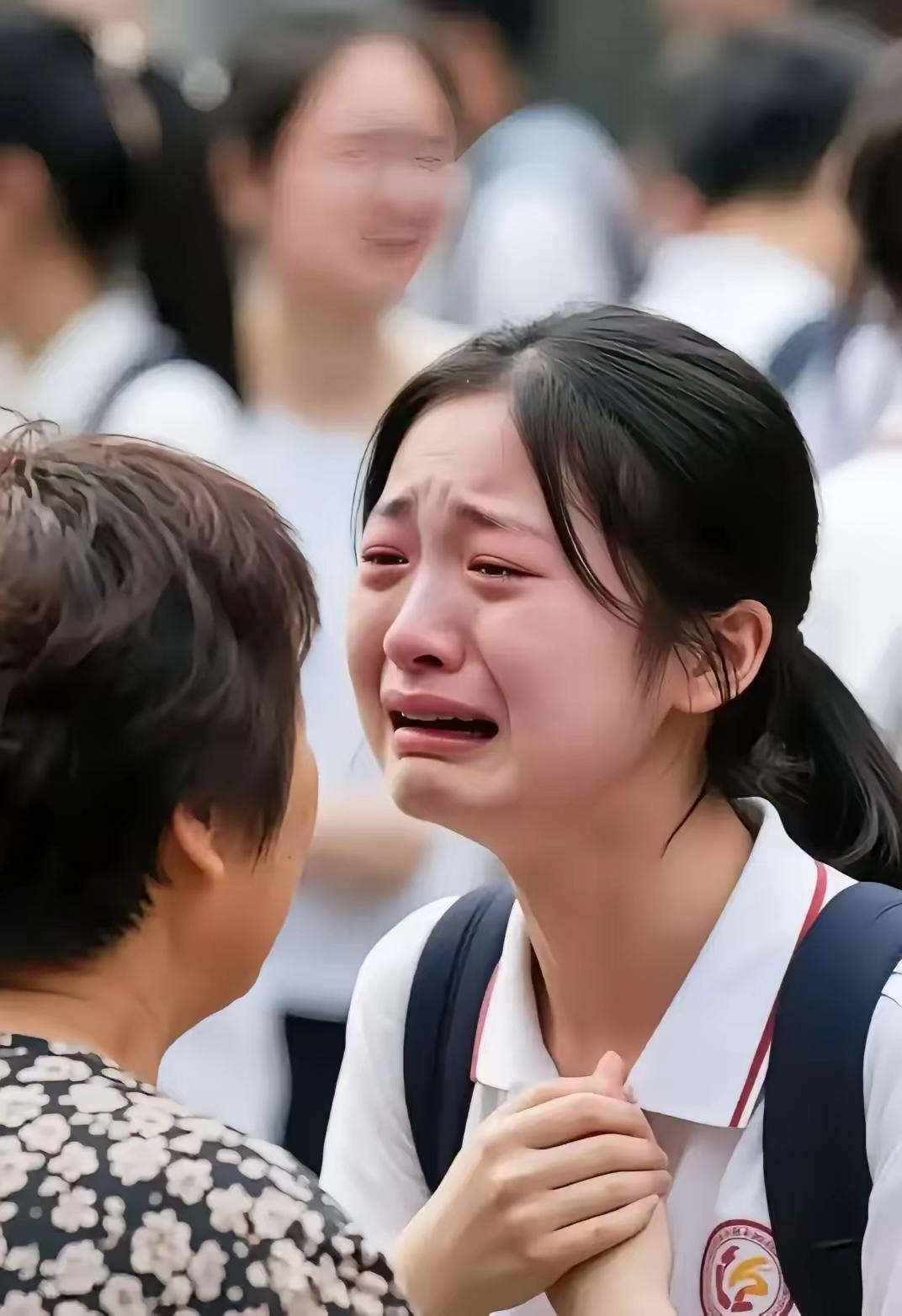 2025年的高考考生被数学一顿虐，被物理一顿狂虐。终于忍无可忍哭了，这一哭是就是