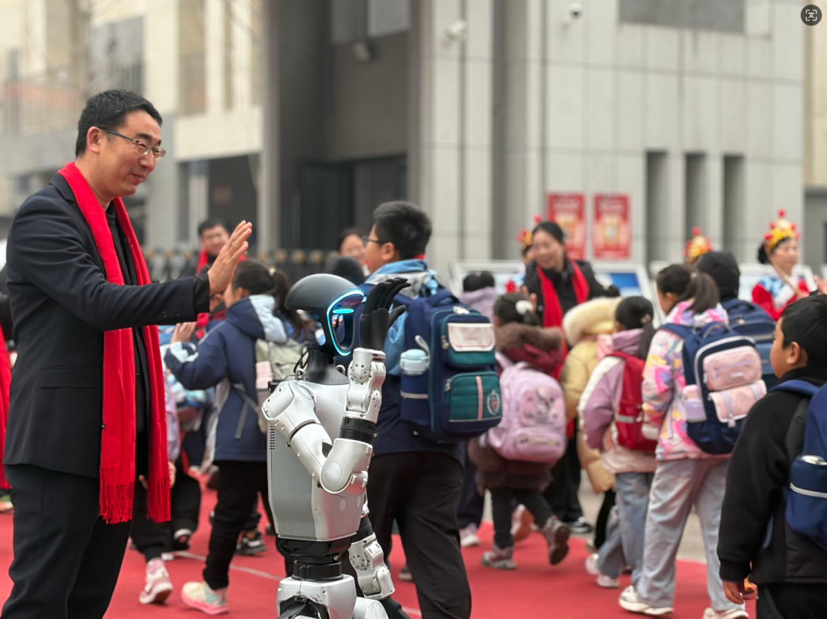 这边鼓声震天，那边机器人炫技！郑州高新区西湖小学开启“闪光”新学期