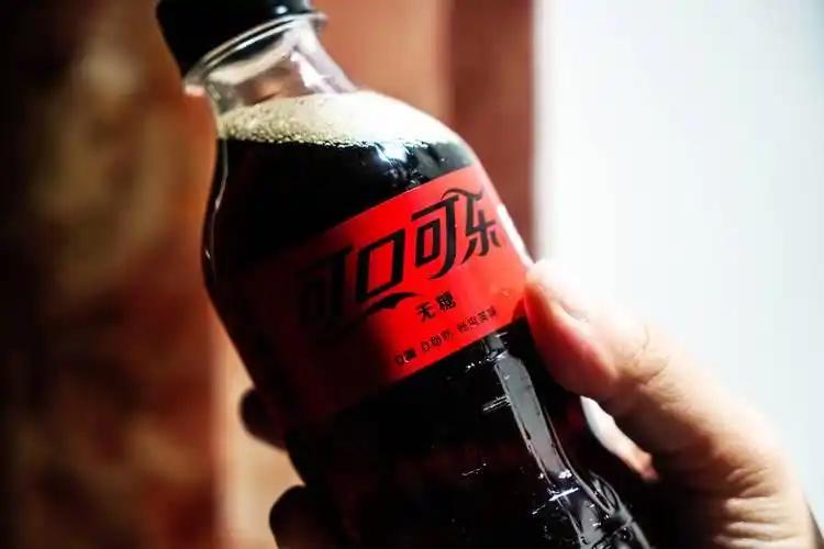 为什么现在的可乐，不好喝了，因为糖浆各种各样！
 
“快乐水不快乐了！”近来不少