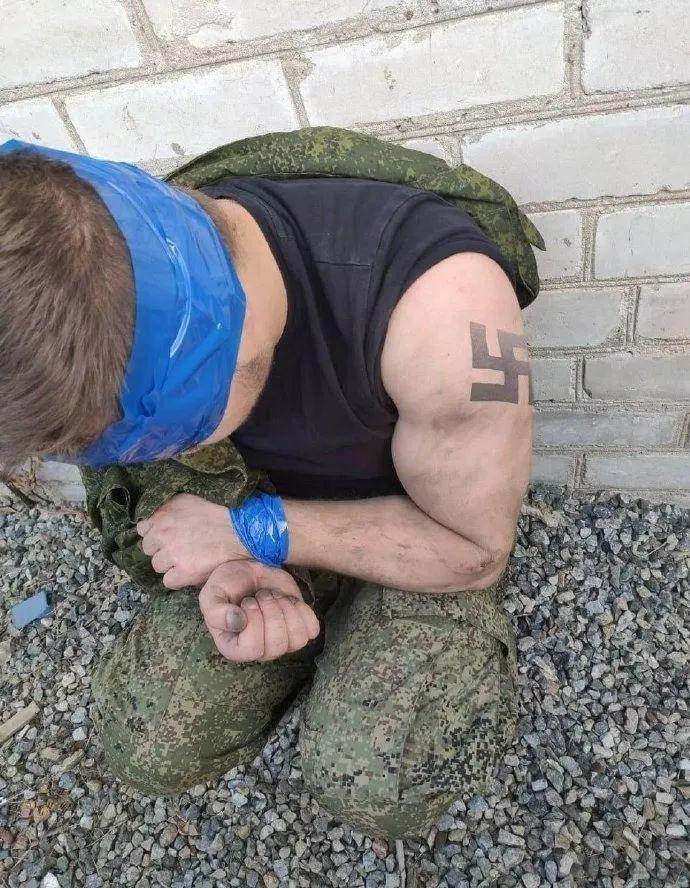 一名被俘的俄军身上赫然纹着纳粹的标志，但他们口口声声要对乌克兰去纳粹化，难怪普里