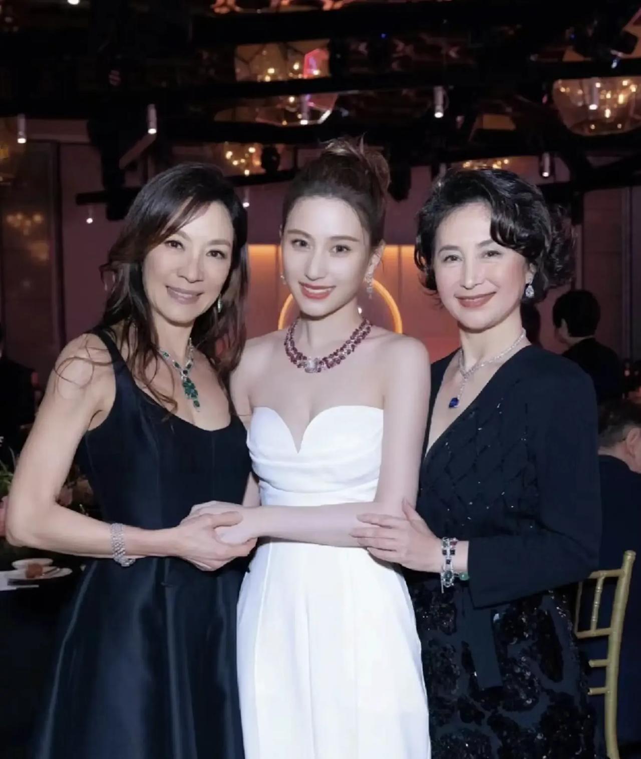 何超莲比大姐何超琼整整小了29岁，说真的，何超琼都能生的出来何超莲这么大的女儿！