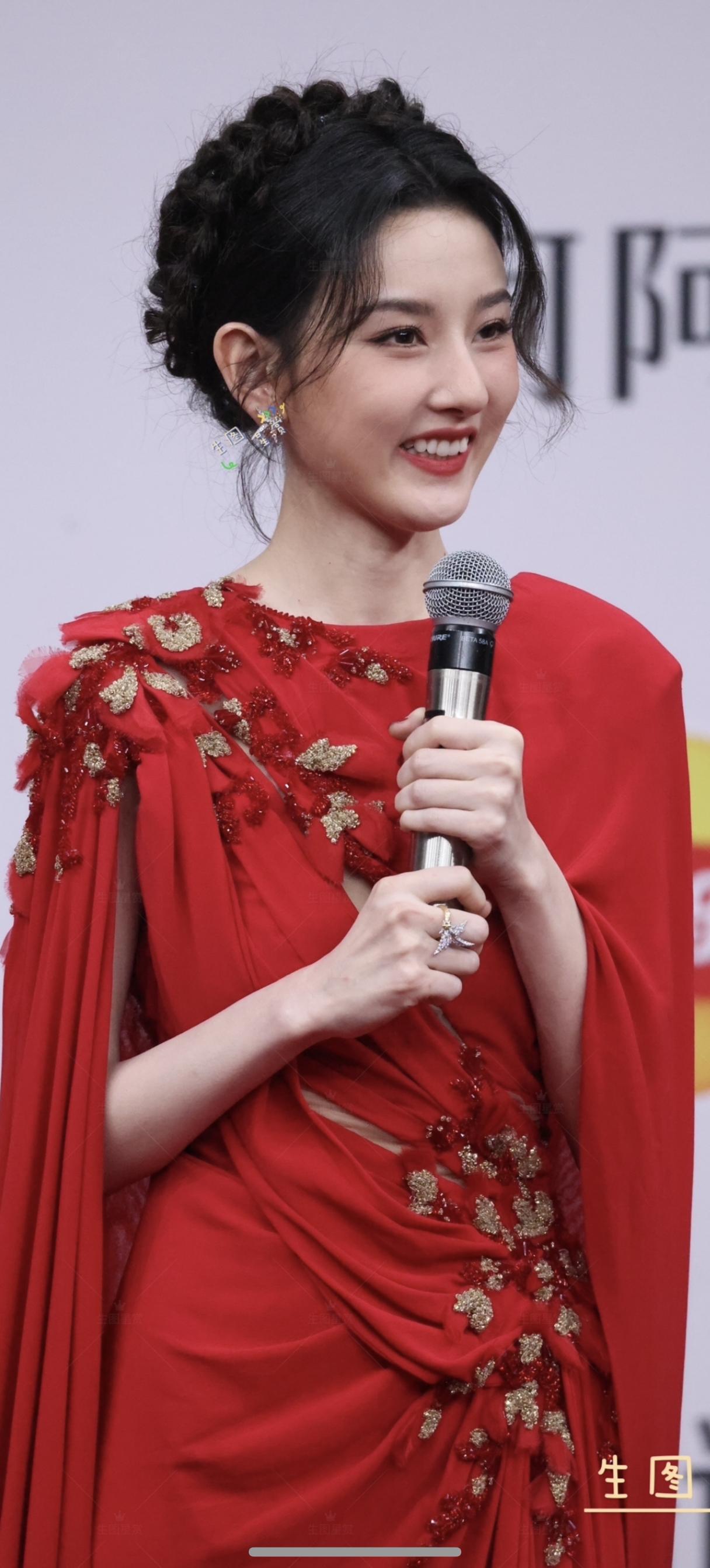 宋祖儿星光大赏红毯生图
人间富贵红裙美鹅