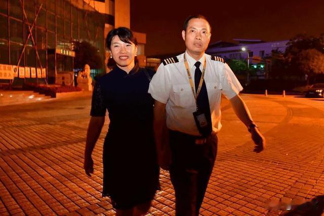 [微笑]2018年，英雄机长刘传健凭借专业的操作，拯救了飞机上所有人的生命，领导
