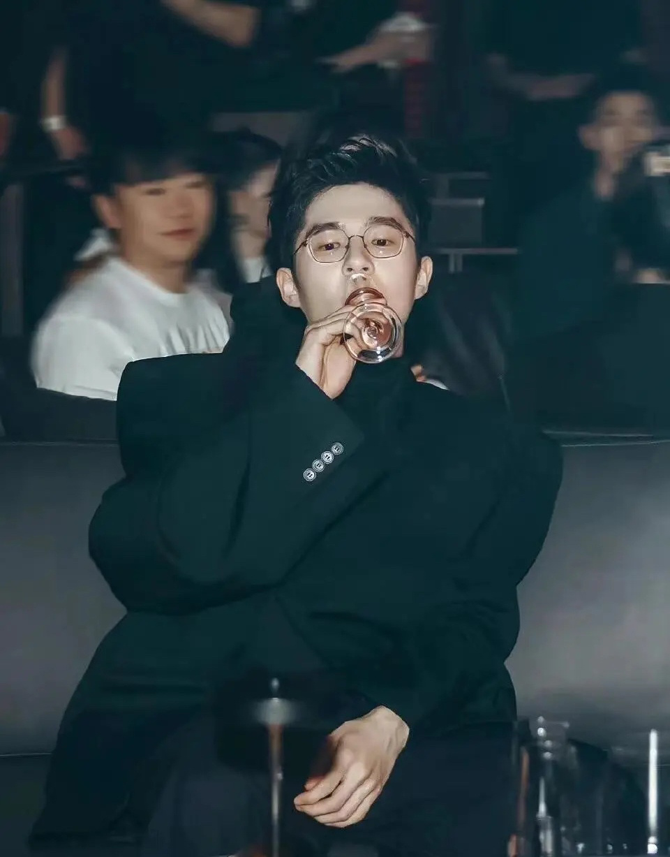 #刘昊然 就是硬帅#刘昊然换造型师了吗，怎么突然帅回来了？大背头+黑衬衫+细框眼