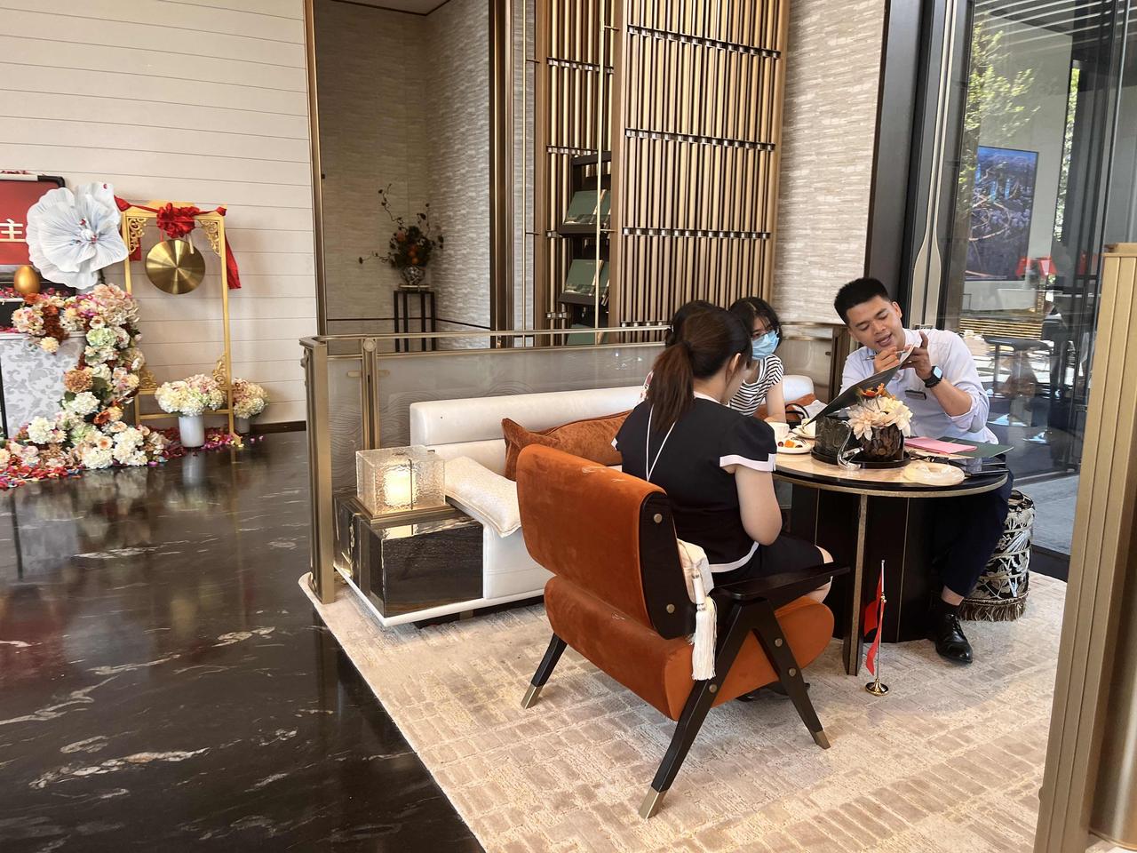 国庆假期第五天，五中旁书香大宅的鲤城建发鲤悦到访看房客户还是络绎不绝，这个项目能