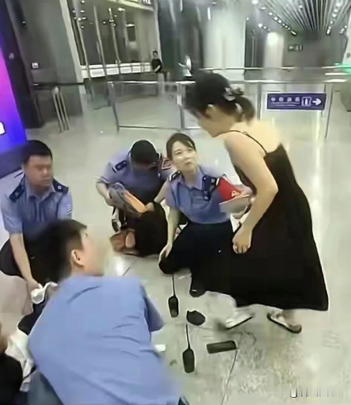 咬掉穿戴甲的她很痛，
但是她却让别人的心很温暖！

广东护士李梦旖休假期间，
在