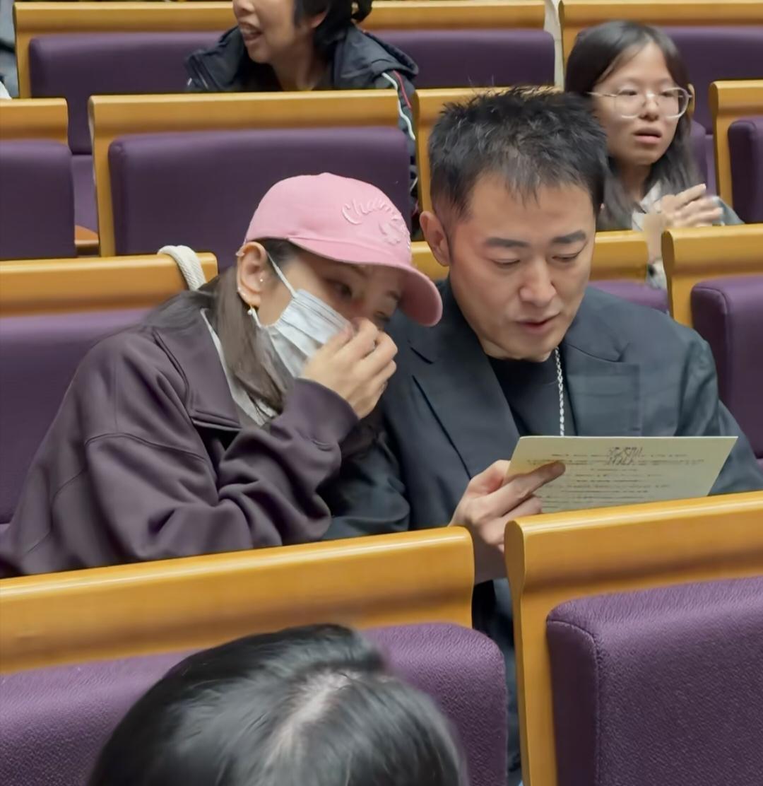 清华大学某场讲座现场，任泉和李冰冰并排坐在台下，李冰冰把头轻轻靠在他肩膀上，低声