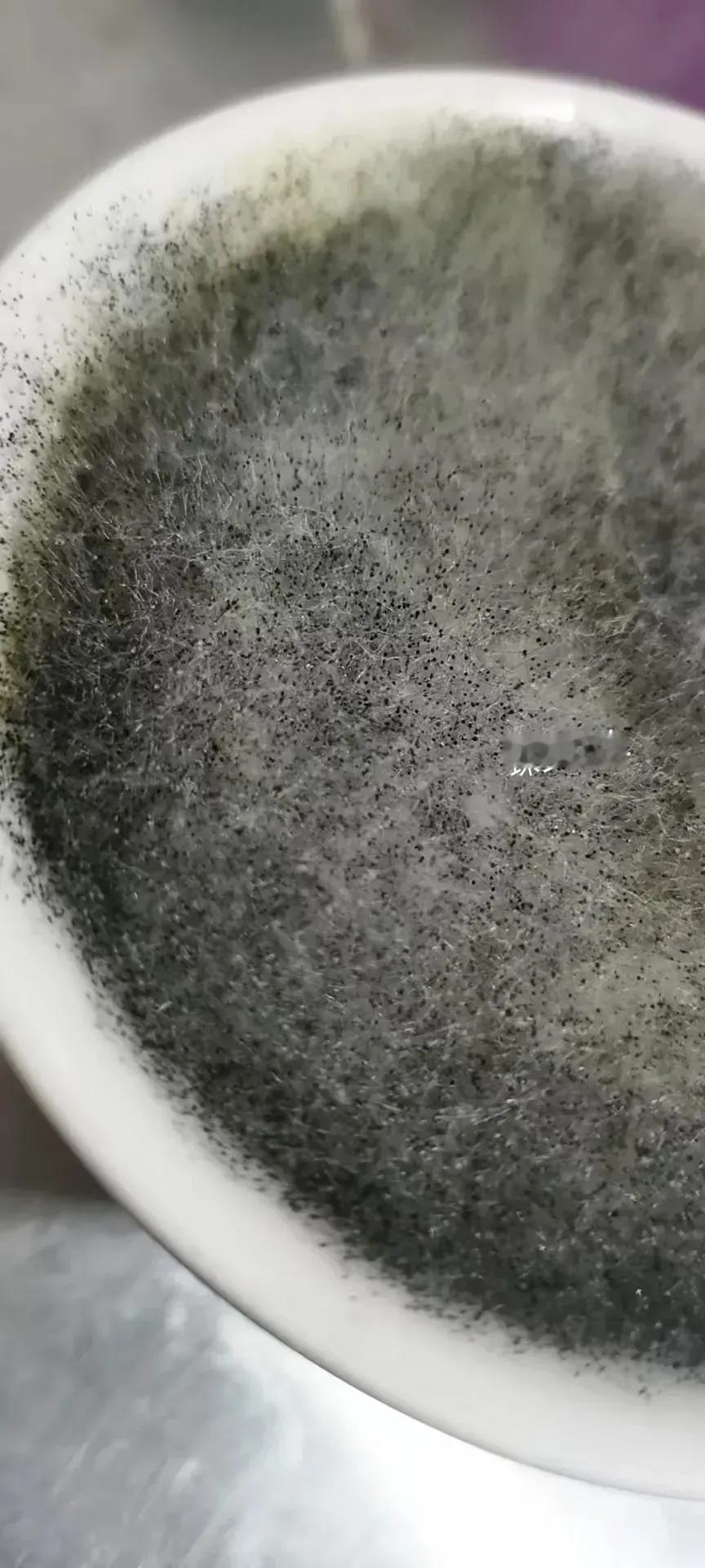 不说还以为这是一碗？？？
有点像芝麻糊……
可事实上，它是
煎鱼油，
一碗煎过鱼