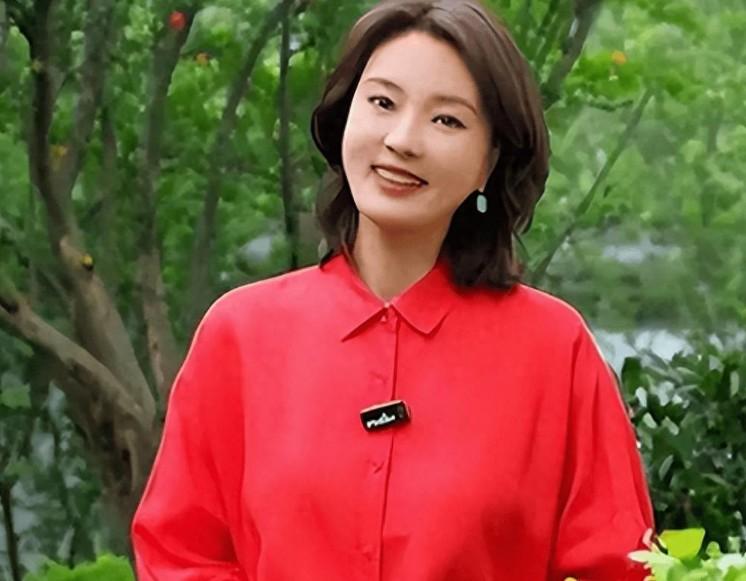 刘方菲她很有主持风挌，她的家庭不顺，那是命运！
 
不要扯她克夫，不过她还不到5