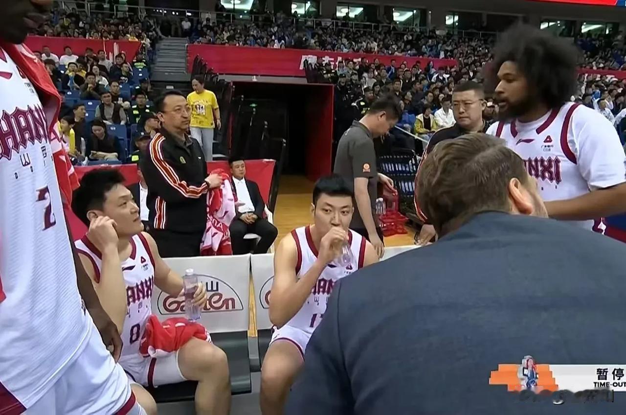 人呐，还是要多读书，山西队第一节暂停的时候，球队外援尼克斯一直在跟张宁用英语交流
