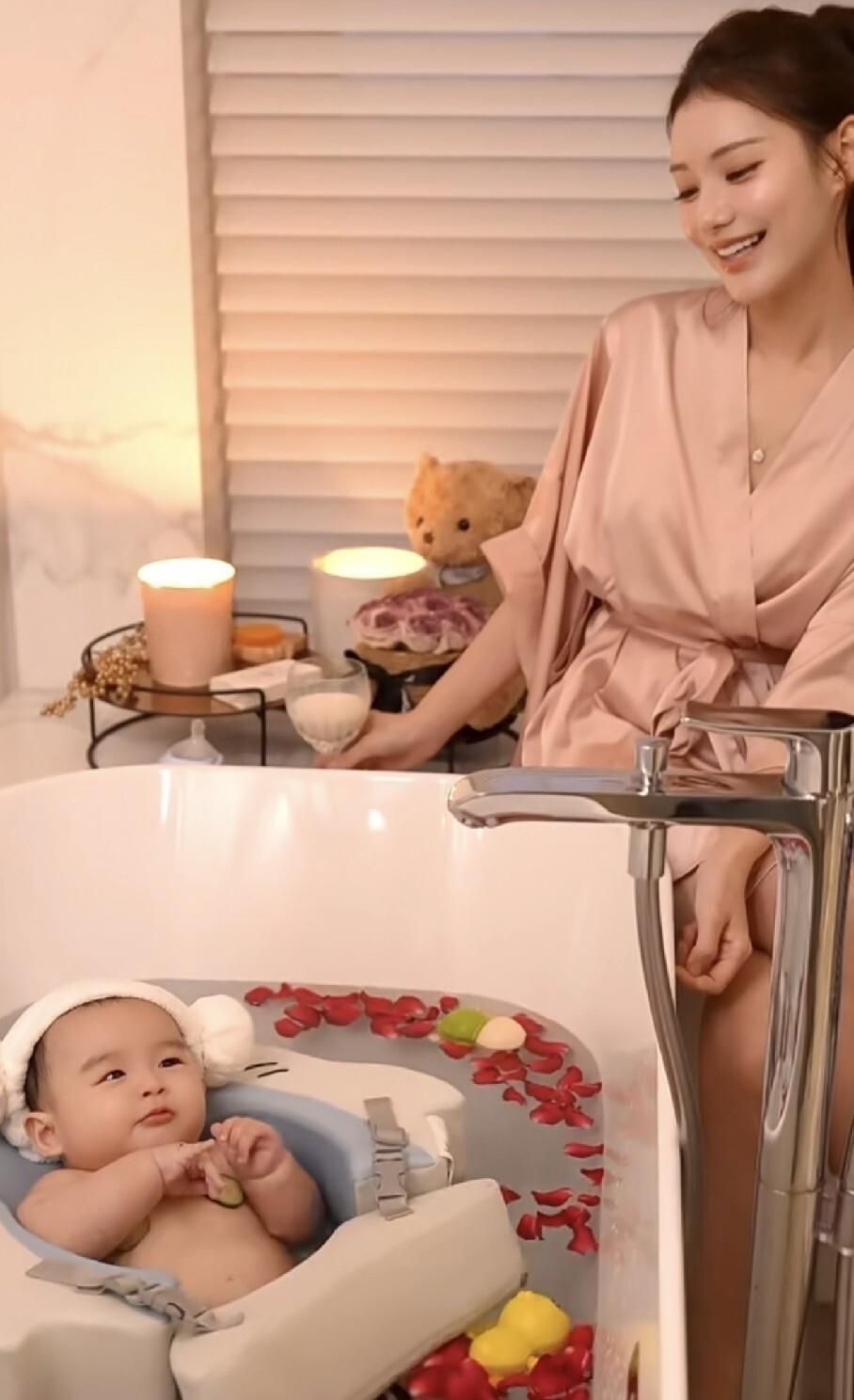 马筱梅晒出一段给小汪宝洗澡的视频，瞬间把我逗乐了！
浴缸里铺满玫瑰花瓣，小家伙胸