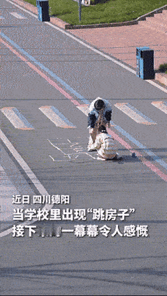 “解释不清了！”四川德阳，两个高中女生趁着课间，在上课的必经路上，用粉笔画了个