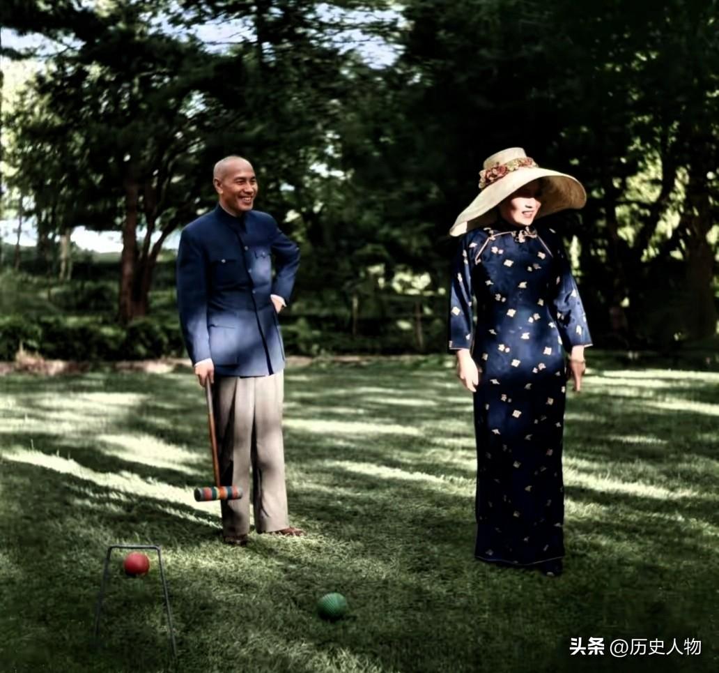 1945年，二战结束。认为“优势在我”的蒋介石，天天陪宋美龄打“印度板球”。老照